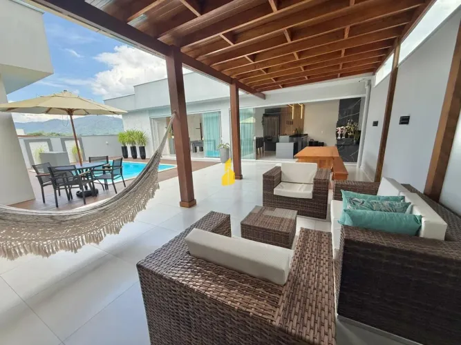 Casa com piscina à venda em Rio dos Cedros/SC próximo da cidade de Timbó