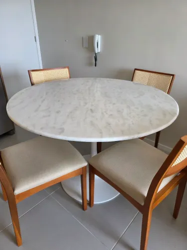 Mesa de Mármore 1,1m com base de aço de carbono