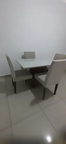 Mesa de jantar com 4 cadeiras