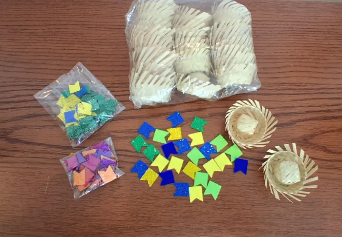 Artigos para festa Julina - Mini chapéu de palha e bandeirinhas em e.v.a 
