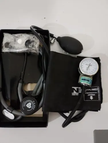 Vendo medidor de pressão arterial é estetoscópio