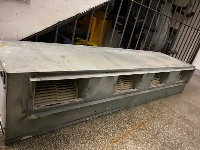 Ar condicionado Springer Carrier 48.000 BTU trifásico, piso e teto