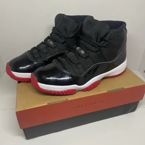 Tênis Air Jordan 11 bred