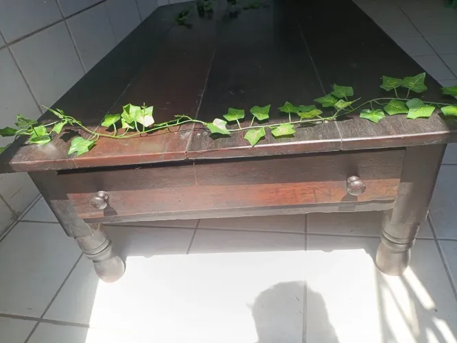 Mesa com duas gavetas de madeira maciça