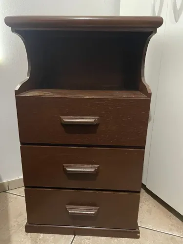 Mesa de cabeceira de madeira 