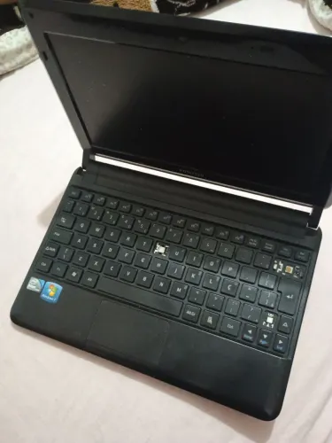 Computador com defeito, modelo antigo. Com carregador e defeito em algumas teclas