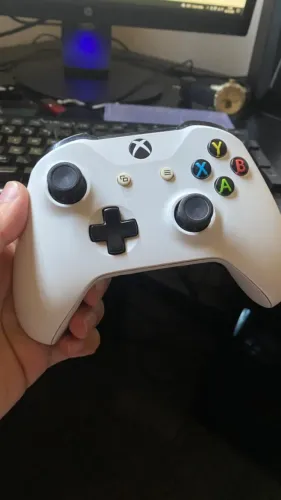 Controle xbox one S, todo em ordem funcionando perfeitamente, muito novo!