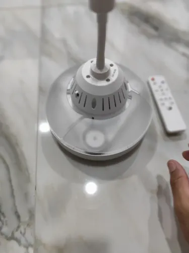 Ventilador e luminária de lâmpada no Estado 