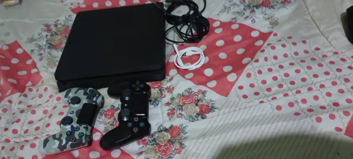 Ps4 slim 1Tb 2 controles