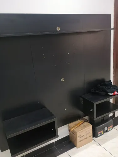 Painel preto para TV até 55 polegadas.