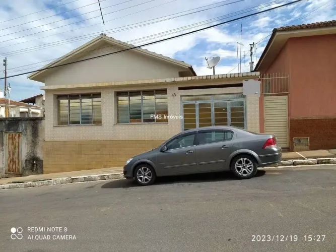 Casa para venda no Centro de Borda da Mata-MG: 4 quartos, 1 sala, 2 banheiros, 1 vaga de g
