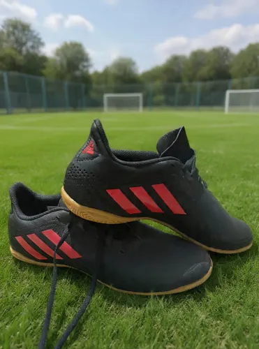 Chuteira/Tênis de futsal, cor preta com as 3 listras vermelhas da Adidas original