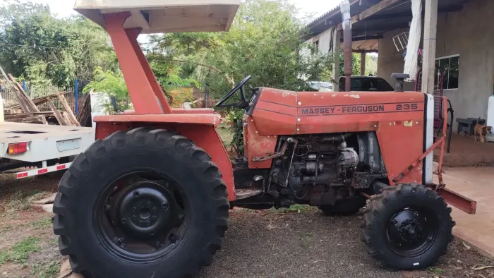 Trator MF 235