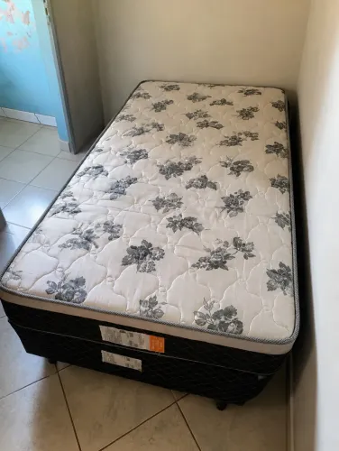 Cama solteiro com colchão auxiliar
