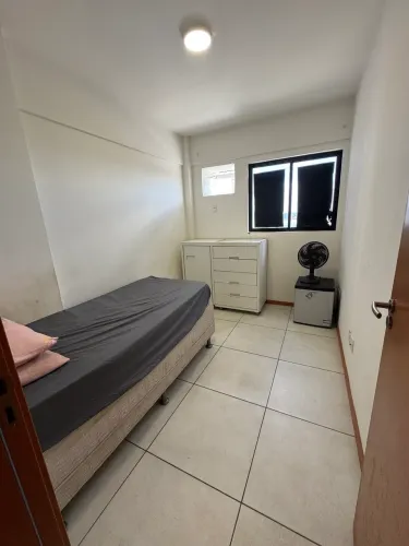 Cama + cômoda pra vender ligeiro