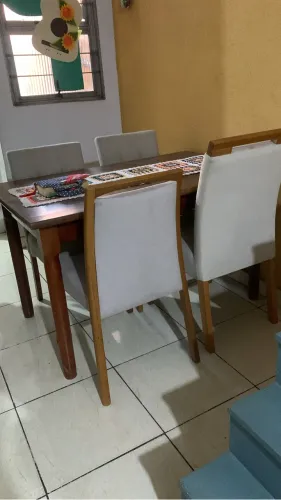 Mesa em madeira pura com 4 cadeiras