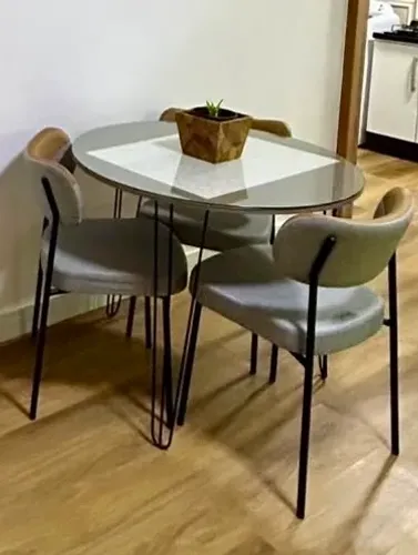 Mesa industrial sem as cadeiras 