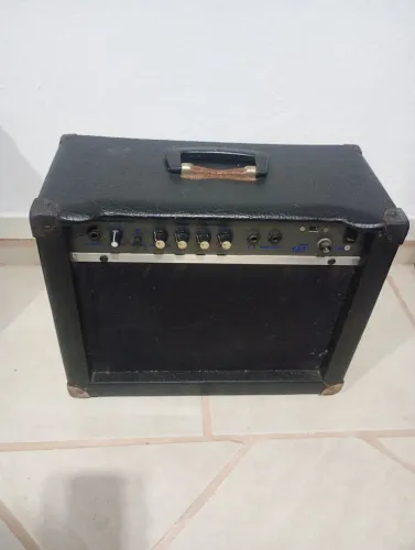 Caixa para guitarra com distorção 