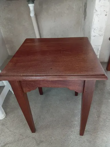 Vendo Mesa De Centro Pequena MEDIDAS 50×50 ,60 de altura já invernizada pronto para usar