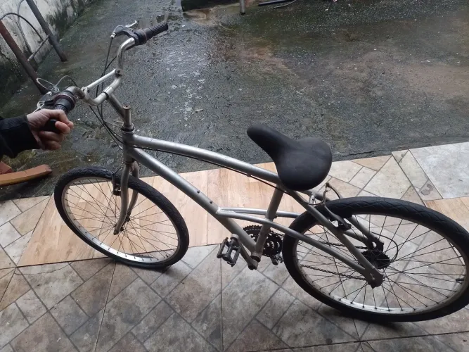 Vendo bicicleta modelo antigo de marcha !