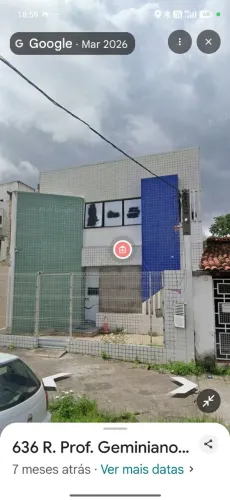 Predio com 7 consultórios, 4 salas para administração e 1 quarto e sala.