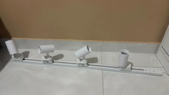 Trilho com lâmpadas 