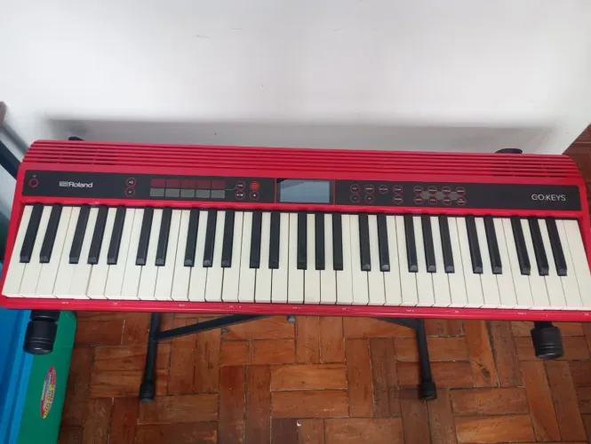 Teclado Roland GO KEYS + fonte + pedal + estante