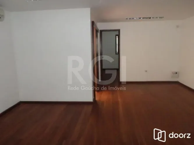 Casa Comercial com pavilhão de 294,03m² no bairro São Geraldo -Porto Alegre