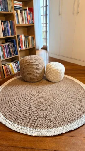Conjunto de Crochê Artesanal Tapete Redondo 1,60m + 2 Puffs Bege e Cru