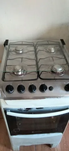 Fogão funcionando perfeitamente todas as bocas e tbem o forno.