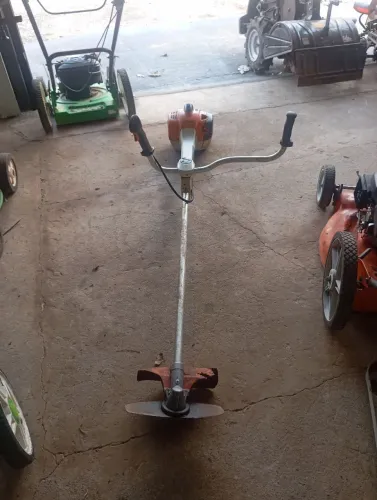 Roçadeira Lateral Original ModeloFS420 com bico ejetorA mais forte da STIHL Usada e boa