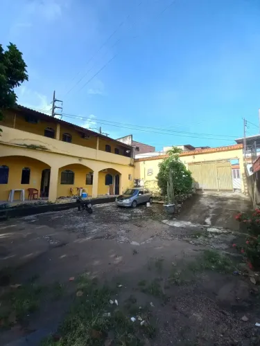 Prédio com 5 aptos e 1 casa, amplo terreno