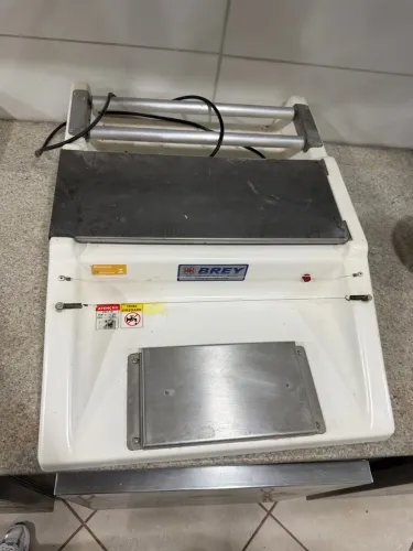 Embaladora de Filme PVC de Mesa (Modelo SE-400) da fabricante Metal Brey