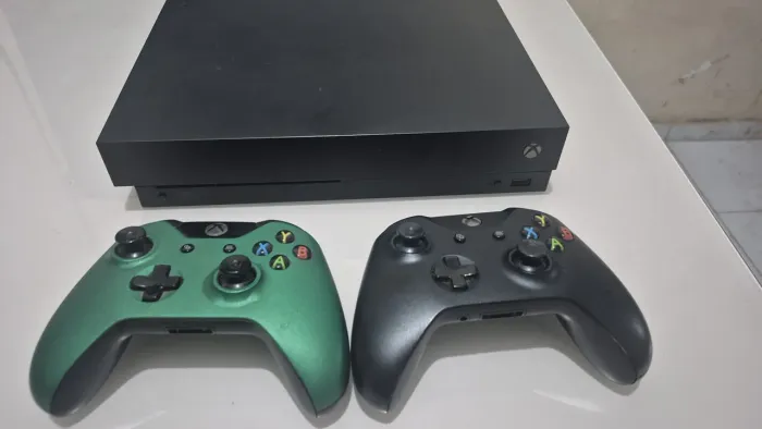 Xbox One X 1TB + 2 Controles Originais