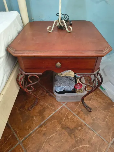 Mesa de canto em madeira novo