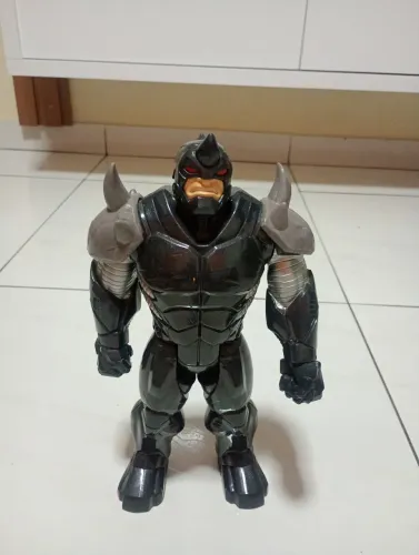 Boneco Rhino rinoceronte Hasbro articulado 30cm 