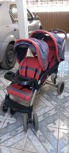 Carrinho de bebê para gêmeos ou criança pequena e criança maiorzinha
