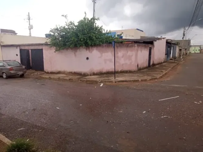 lote com três moradias na Quadra 829 Samambaia uma de dois quartos e duas de um quarto.