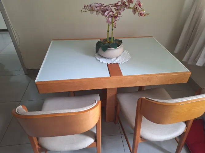 Mesa com cadeiras e banco