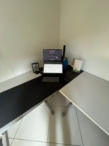 MESA DE ESCRITÓRIO PANDIN EM "L" COM GAVETEIRO