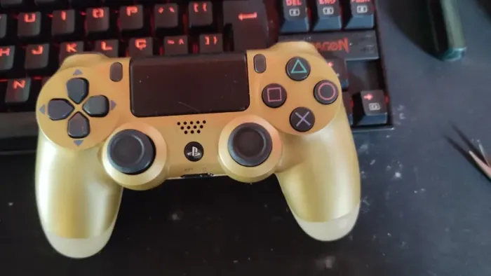 controle ps4 dourado