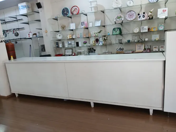 Balcão Comercial em Madeira formato em L.