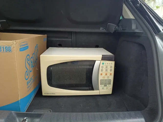 Microondas Electrolux 18L quebrado