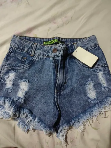 Vendo short jeans NUNCA USADO TAMANHO 34 com etiqueta e tudo
