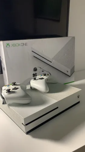 Xbox One S 1TB + Jogos + Controles