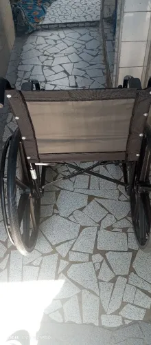 Vende se uma cadeira de rodas nova né foi usada
