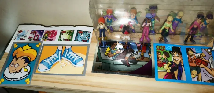 Figurinhas dos álbuns das W.i.t.c.h (LEIA A DESCRIÇÃO)