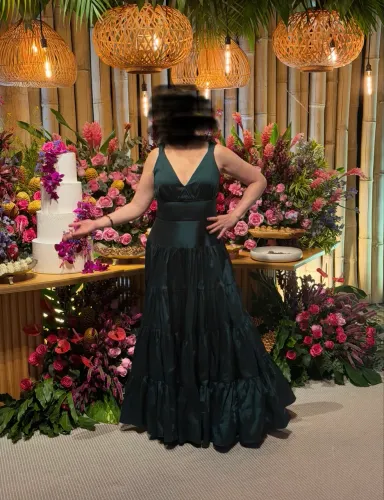 Vestido usado 1 vez, em tafetá, verde esmeralda