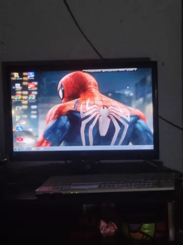 Monitor e a carcaça do notebook