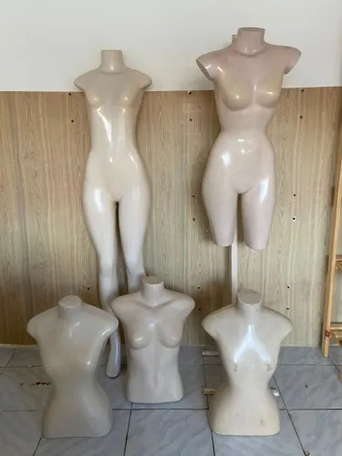 Manequins femininos (05 +01 suporte)